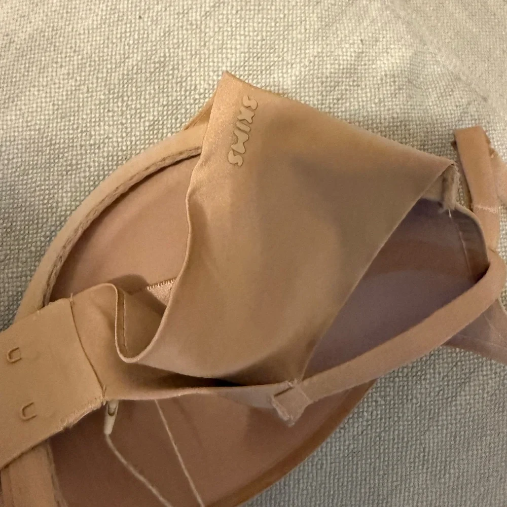 SKIMS Push Up Balconette Bra - Picture 3 of 5